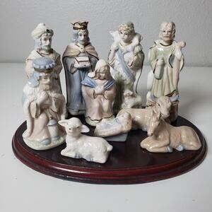 Vintage International‎ Bazaar Pastel Porcelain Nativity Set On Wood Base 10PC